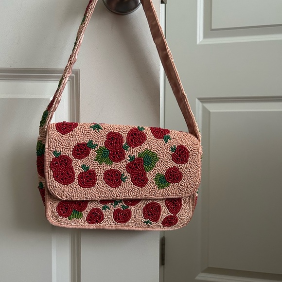 Viral strawberry beaded bag - Picture 1 of 8